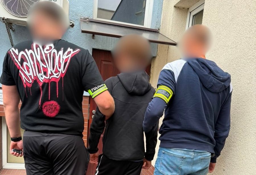 Kopali i niszczyli znaki drogowe