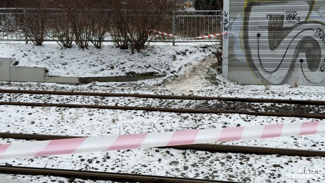 Fot. Robert Stachnik [Radio Szczecin] Nastolatek wpadł pod tramwaj w pobliżu pętli Turkusowa [ZDJĘCIA]
