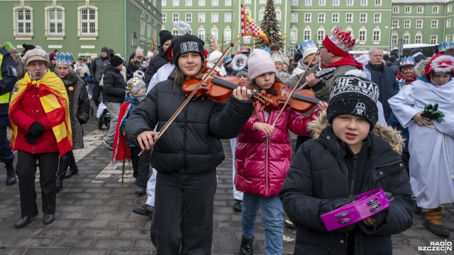 Fot. Kamila Kozioł [Radio Szczecin] Wspólne kolędowanie i kolorowy orszak ulicami Szczecina [WIDEO, ZDJĘCIA]