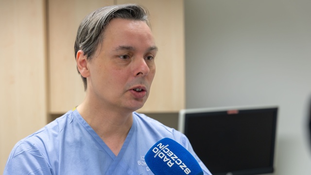 Dr n.med. Łukasz Madany. Fot. Robert Stachnik [Radio Szczecin] Szpital w Zdrojach wypożyczył tomograf śródoperacyjny [WIDEO, ZDJĘCIA]