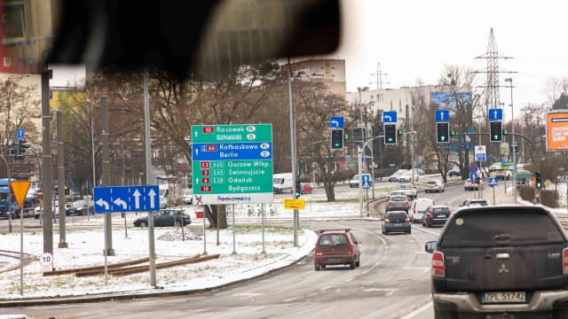 Fot. Robert Stachnik [Radio Szczecin] Anachroniczne oznakowanie kierunkowe w Szczecinie [ZDJĘCIA]