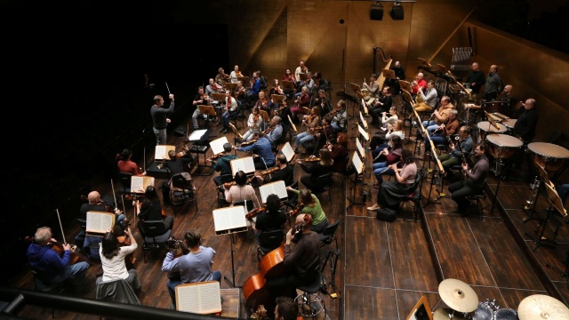 Próba generalna przed Koncertem prezydenckim Orkiestry Symfonicznej im. Mieczysława Karłowicza w Szczecinie pod dyrekcją Przemysława Naumanna. Fot. Maciej Cybulski Koncert prezydencki w Złotej Sali Filharmonii w Szczecinie [ZDJĘCIA]