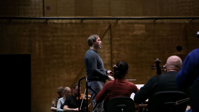 Mestro Przemysław Neumann prowadzi próbę generalną przed Koncertem prezydenckim Orkiestry Symfonicznej im. Mieczysława Karłowicza w Szczecinie. Fot. Maciej Cybulski Koncert prezydencki w Złotej Sali Filharmonii w Szczecinie [ZDJĘCIA]