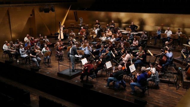 Próba generalna przed Koncertem prezydenckim Orkiestry Symfonicznej im. Mieczysława Karłowicza w Szczecinie pod dyrekcją Przemysława Naumanna. Fot. Maciej Cybulski Koncert prezydencki w Złotej Sali Filharmonii w Szczecinie [ZDJĘCIA]