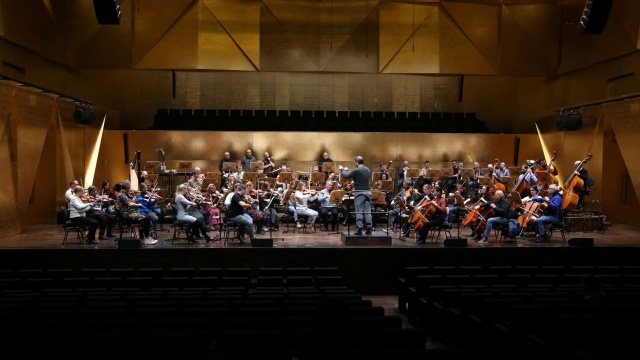 Próba generalna przed Koncertem prezydenckim Orkiestry Symfonicznej im. Mieczysława Karłowicza w Szczecinie pod dyrekcją Przemysława Naumanna. Fot. Maciej Cybulski Koncert prezydencki w Złotej Sali Filharmonii w Szczecinie [ZDJĘCIA]