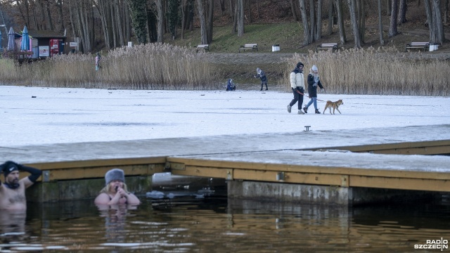 Fot. Maciej Papke [Radio Szczecin] Jezioro Głębokie zamarzło. Mimo zakazu, lodowy spacer kusi [WIDEO, ZDJĘCIA]
