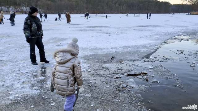 Fot. Maciej Papke [Radio Szczecin] Jezioro Głębokie zamarzło. Mimo zakazu, lodowy spacer kusi [WIDEO, ZDJĘCIA]