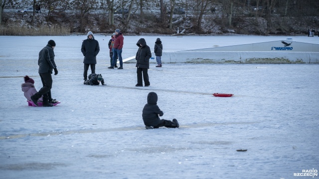 Fot. Maciej Papke [Radio Szczecin] Jezioro Głębokie zamarzło. Mimo zakazu, lodowy spacer kusi [WIDEO, ZDJĘCIA]
