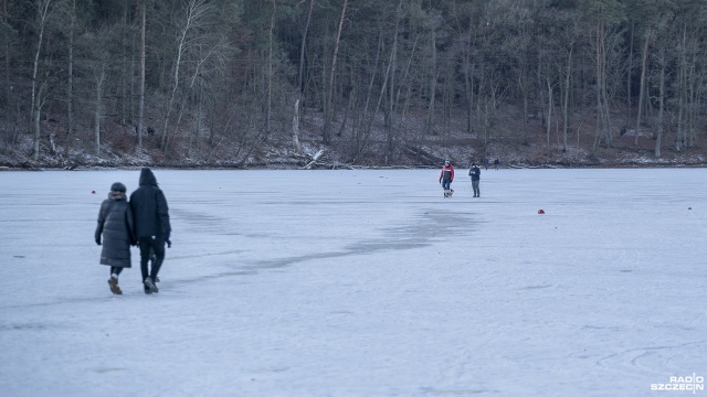 Fot. Maciej Papke [Radio Szczecin] Jezioro Głębokie zamarzło. Mimo zakazu, lodowy spacer kusi [WIDEO, ZDJĘCIA]