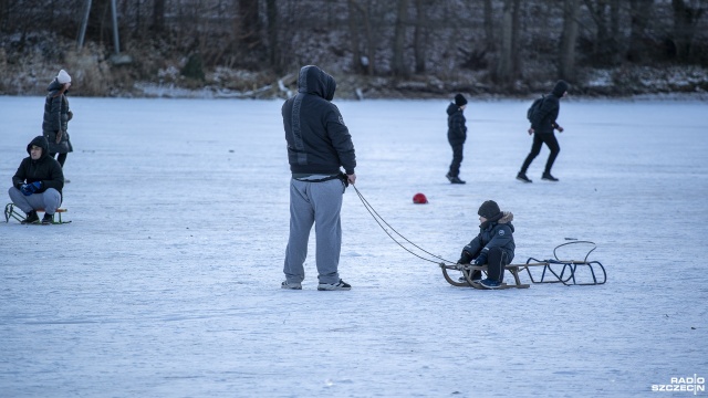Fot. Maciej Papke [Radio Szczecin] Jezioro Głębokie zamarzło. Mimo zakazu, lodowy spacer kusi [WIDEO, ZDJĘCIA]