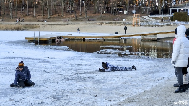 Fot. Maciej Papke [Radio Szczecin] Jezioro Głębokie zamarzło. Mimo zakazu, lodowy spacer kusi [WIDEO, ZDJĘCIA]