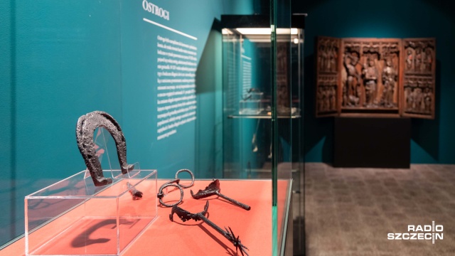 Fot. Robert Stachnik [Radio Szczecin] Stalowa noga, miecze, armaty i kusze. Nowa wystawa "Oręż w państwie Gryfitów" w Muzeum Narodowym [WIDEO, ZDJĘCIA]