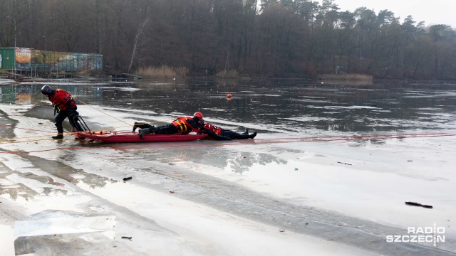Fot. Robert Stachnik [Radio Szczecin] Pokaz ratownictwa na zamarzniętym akwenie. "Nie bądźmy obojętni" [WIDEO, ZDJĘCIA]