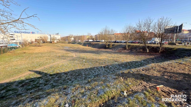 Fot. Robert Stachnik [Radio Szczecin] Kierowcy skarżą się na stan parkingu przy "Turzynie" [WIDEO, ZDJĘCIA]