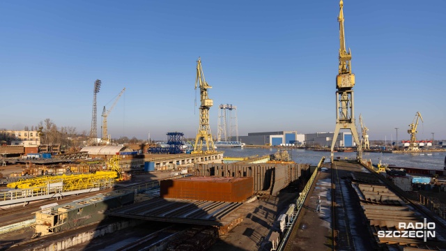Fot. Robert Stachnik [Radio Szczecin] "Coś, co nam dzisiaj zawadza" - stępka odnaleziona na terenie Stoczni Szczecińskiej [ZDJĘCIA]