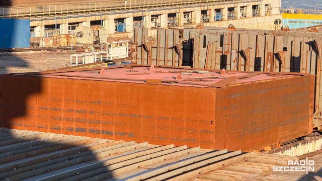 Fot. Robert Stachnik [Radio Szczecin] "Coś, co nam dzisiaj zawadza" - stępka odnaleziona na terenie Stoczni Szczecińskiej [ZDJĘCIA]