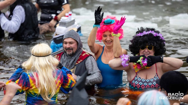 Fot. Robert Stachnik [Radio Szczecin] Karnawał, woda i mróz. Morsy opanowały szczecińskie jezioro [WIDEO, ZDJĘCIA]