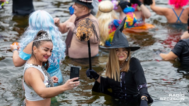 Fot. Robert Stachnik [Radio Szczecin] Karnawał, woda i mróz. Morsy opanowały szczecińskie jezioro [WIDEO, ZDJĘCIA]