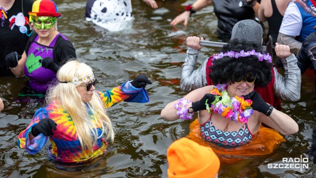 Fot. Robert Stachnik [Radio Szczecin] Karnawał, woda i mróz. Morsy opanowały szczecińskie jezioro [WIDEO, ZDJĘCIA]