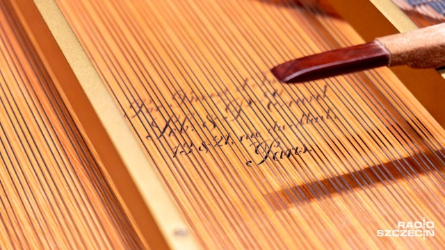 Struny fortepianu Sébastiena Érarda z 1858 roku. Fot. Robert Stachnik [Radio Szczecin] Fortepian Érarda z 1858 roku zabrzmi w Złotej Sali Filharmonii [WIDEO, ZDJĘCIA]