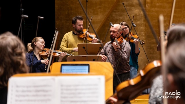 Vida Bobin-Sokołowska (od lewej) – koncertmistrz i skrzypkowie Orkiestry Arte de Suonatori na próbie generalnej przed koncertem. Fot. Robert Stachnik [Radio Szczecin] Fortepian Érarda z 1858 roku zabrzmi w Złotej Sali Filharmonii [WIDEO, ZDJĘCIA]