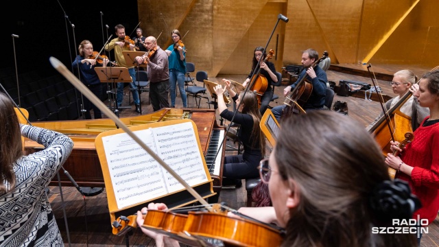 Aleksandra Świgut prowadzi zza fortepianu Érarda z 1858 roku próbę generalną Orkiestry Arte dei Suonatori. Fot. Robert Stachnik [Radio Szczecin] Fortepian Érarda z 1858 roku zabrzmi w Złotej Sali Filharmonii [WIDEO, ZDJĘCIA]