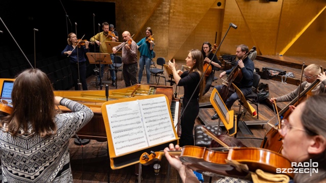 Aleksandra Świgut prowadzi zza fortepianu Érarda z 1858 roku próbę generalną Orkiestry Arte dei Suonatori. Fot. Robert Stachnik [Radio Szczecin] Fortepian Érarda z 1858 roku zabrzmi w Złotej Sali Filharmonii [WIDEO, ZDJĘCIA]