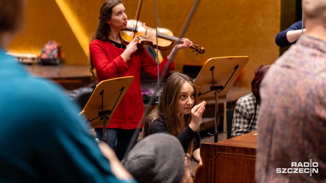 Aleksandra Świgut prowadzi zza fortepianu Érarda z 1858 roku próbę generalną Orkiestry Arte dei Suonatori. Fot. Robert Stachnik [Radio Szczecin] Fortepian Érarda z 1858 roku zabrzmi w Złotej Sali Filharmonii [WIDEO, ZDJĘCIA]