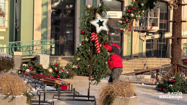 Fot. Robert Stachnik [Radio Szczecin] Choinka przed UM kończy sezon i schodzi ze sceny [ZDJĘCIA]