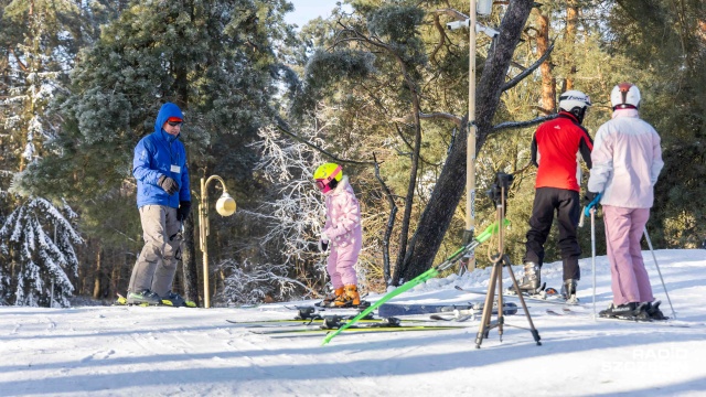 Fot. Robert Stachnik [Radio Szczecin] Na szczecińskiej Gubałówce mróz, sanki, narty i dobre humory [WIDEO, ZDJĘCIA]
