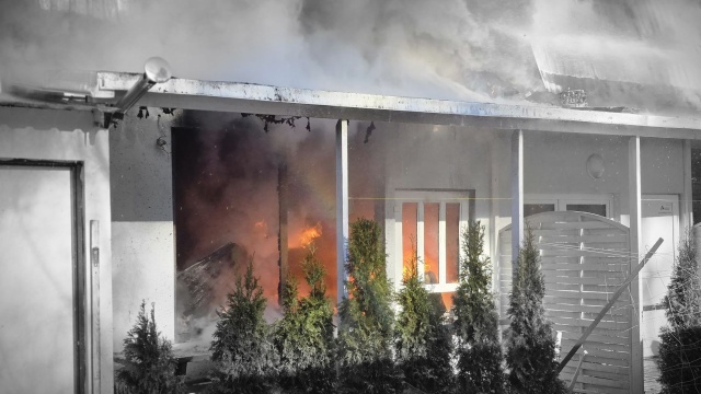 Fot. st. kpt. Daniel Boś, asp. Dariusz Schacht Wielki pożar domków letniskowych w Pogorzelicy [WIDEO, ZDJĘCIA]