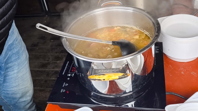 Fot. Organizator Stowarzyszenie rozdało zupę potrzebującym w Resku [ZDJĘCIA]