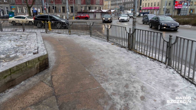 Fot. Robert Stachnik [Radio Szczecin] Sytuacja na chodnikach w mieście: "posypane,ale wszystkiego nie da rady zrobić" [WIDEO, ZDJĘCIA]