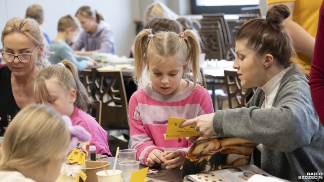 Fot. Kamila Kozioł [Radio Szczecin] Brokat, klej i pompony, czyli rodzinne warsztaty w Słowianinie [WIDEO, ZDJĘCIA]