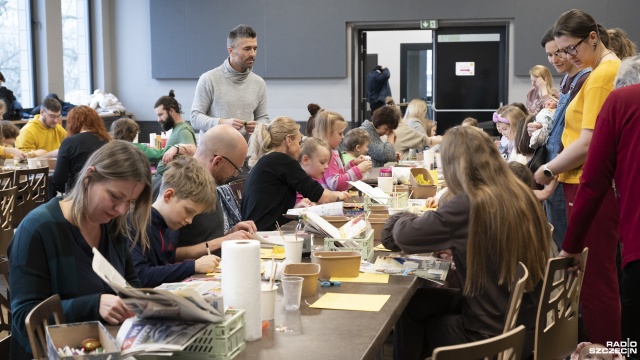 Fot. Kamila Kozioł [Radio Szczecin] Brokat, klej i pompony, czyli rodzinne warsztaty w Słowianinie [WIDEO, ZDJĘCIA]