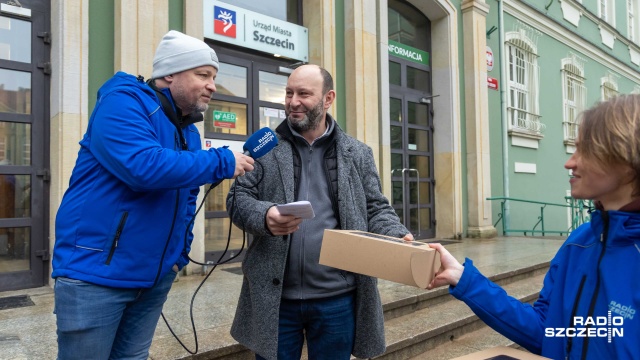 Fot. Robert Stachnik [Radio Szczecin] Pączki od Radia Szczecin trafiły do rozśpiewanych Szczecinian [WIDEO, ZDJĘCIA]