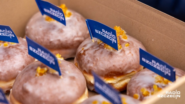 Fot. Robert Stachnik [Radio Szczecin] Pączki od Radia Szczecin trafiły do rozśpiewanych Szczecinian [WIDEO, ZDJĘCIA]