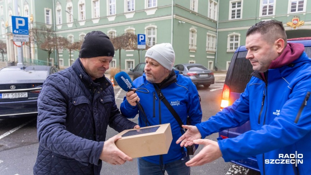 Fot. Robert Stachnik [Radio Szczecin] Pączki od Radia Szczecin trafiły do rozśpiewanych Szczecinian [WIDEO, ZDJĘCIA]
