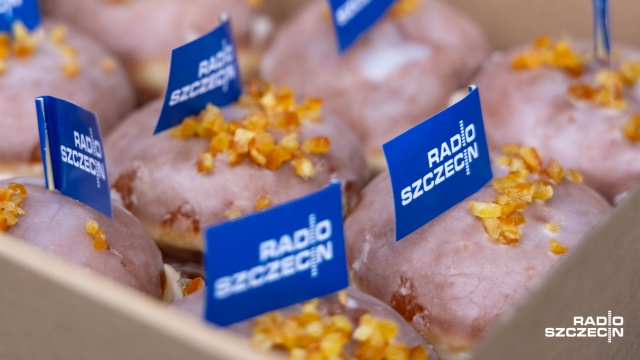 Fot. Robert Stachnik [Radio Szczecin] Pączki od Radia Szczecin trafiły do rozśpiewanych Szczecinian [WIDEO, ZDJĘCIA]