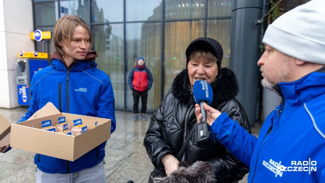 Fot. Robert Stachnik [Radio Szczecin] Pączki od Radia Szczecin trafiły do rozśpiewanych Szczecinian [WIDEO, ZDJĘCIA]