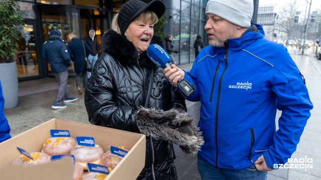 Fot. Robert Stachnik [Radio Szczecin] Pączki od Radia Szczecin trafiły do rozśpiewanych Szczecinian [WIDEO, ZDJĘCIA]