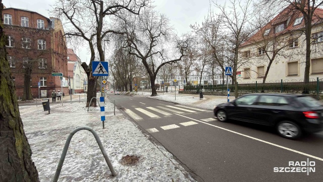 Stanisława Noakowskiego & Adama Mickiewicza. Fot. Robert Stachnik [Radio Szczecin] Miasto planuje doświetlić przejścia dla pieszych [ZDJĘCIA]