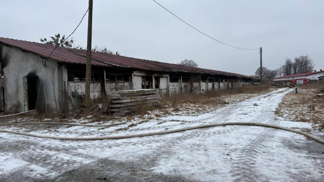 Fot. Komenda Powiatowa Państwowej Straży Pożarnej w Łobzie Pożar budynku i sprzętu rolniczego [ZDJĘCIA]