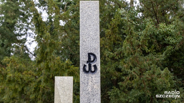 Fot. Robert Stachnik [Radio Szczecin] Zawiadomienie do prokuratury ws. zniszczenia pomnika Armii Krajowej [ZDJĘCIA, AKTUALIZACJA]