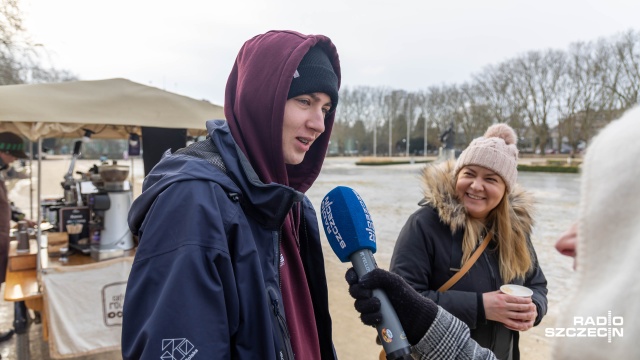 Fot. Robert Stachnik [Radio Szczecin] Jasne Błonia zamieniły się w lodowisko. "Przydałyby się łyżwy" [ZDJĘCIA]