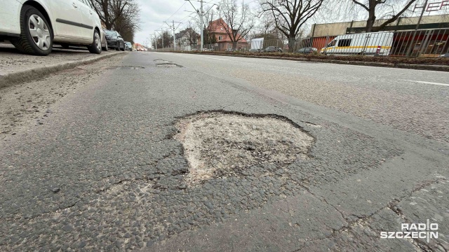 ul. Mickiewicza. Fot. Robert Stachnik [Radio Szczecin] Mróz powoli odpuszcza, więc czas na łatanie ubytków w asfalcie [WIDEO, ZDJĘCIA]