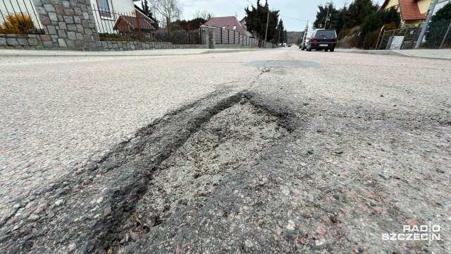 ul. Rozmarynowa. Fot. Robert Stachnik [Radio Szczecin] Mróz powoli odpuszcza, więc czas na łatanie ubytków w asfalcie [WIDEO, ZDJĘCIA]