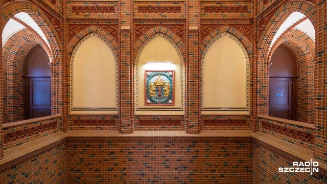 Fot. Robert Stachnik [Radio Szczecin] W pracach remontowych Czerwonego Ratusza pomogły m.in. dawne widokówki [WIDEO, ZDJĘCIA]