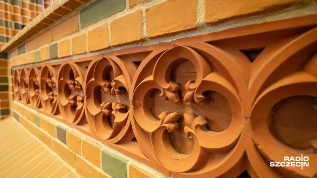 Fot. Robert Stachnik [Radio Szczecin] W pracach remontowych Czerwonego Ratusza pomogły m.in. dawne widokówki [WIDEO, ZDJĘCIA]