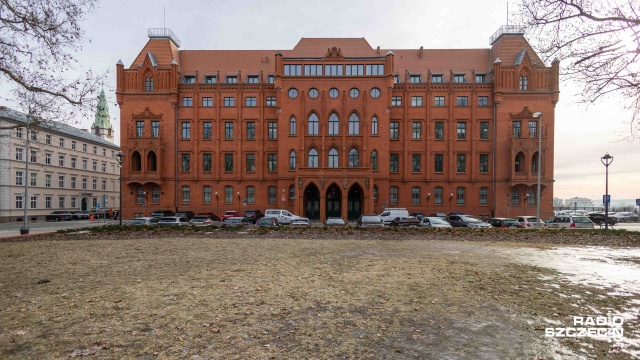 Fot. Robert Stachnik [Radio Szczecin] W pracach remontowych Czerwonego Ratusza pomogły m.in. dawne widokówki [WIDEO, ZDJĘCIA]